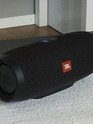 JBL bärbar Charge. Svart/grå.  - Kraftfull bärbar JBL Charge modell billig vid snabbt köp tar emot bud . Färgen är i svart och har ett kvalité på ljudet med bra tyck I bas på ljude tror strl, är använd flitigt, det är inte  något försämring av ljud eller batteriet. Finns USB-port för laddning av mobilen. Perfekt för att ta med sig överallt, Batteri håller 18-20 tim kan kommer inklusive kabel. 