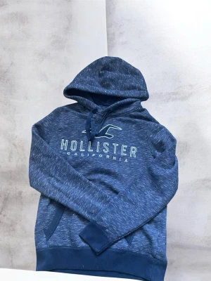 Hollister hoodie S - Säljer en riktigt fet hoodie! Passar till alla outfits, stilren och inga defekter! 🌟  Storlek S  Kom privat via mer bilder, och tivla inte med att ställa frågor👍😊