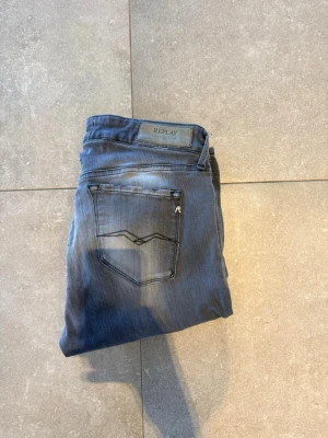 Replay jeans  - Tjena, säljer nu dessa riktigt snygga Replay jeans i Stl W29 L28. Dom är i riktigt bra skick. Nypris 1600✅Vid minsta funderingar så är det bara att höra av sig//Allt gott