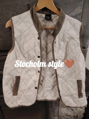 Stocholm style vintage vest❤️💎  - Super kaunis vintageliivi, Erinomaisessa kunnossa🤩🤎 Ei värjäytymiä tms. Kaunis valkoinen pohja ruskeilla yksityiskohdilla🫶🏻 Mukavan tuntuinen materiaali🥰 Isot taskut👌🏻 S-M kokoa vastaava.  #stockholmstyle #stocholmgirl #vintagestyle #vintagelove #itgirl