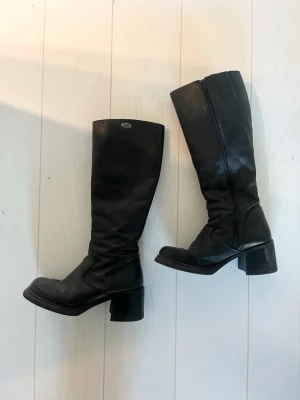 Buffalo Läderboots - Boots i läder från Buffalo. Storlek 39, tajta i skaftet ca 34-35 cm i omkrets på bredaste platsen. Lädret är lite veckat men i fint skick.