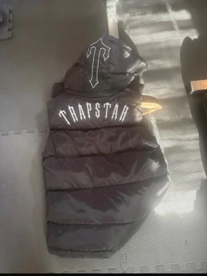 Svart dunväst från Trapstar - Säljer den då jag inte använder den längre och den bara tar plats bra för någon som  vill ha något varmt och snyggt.