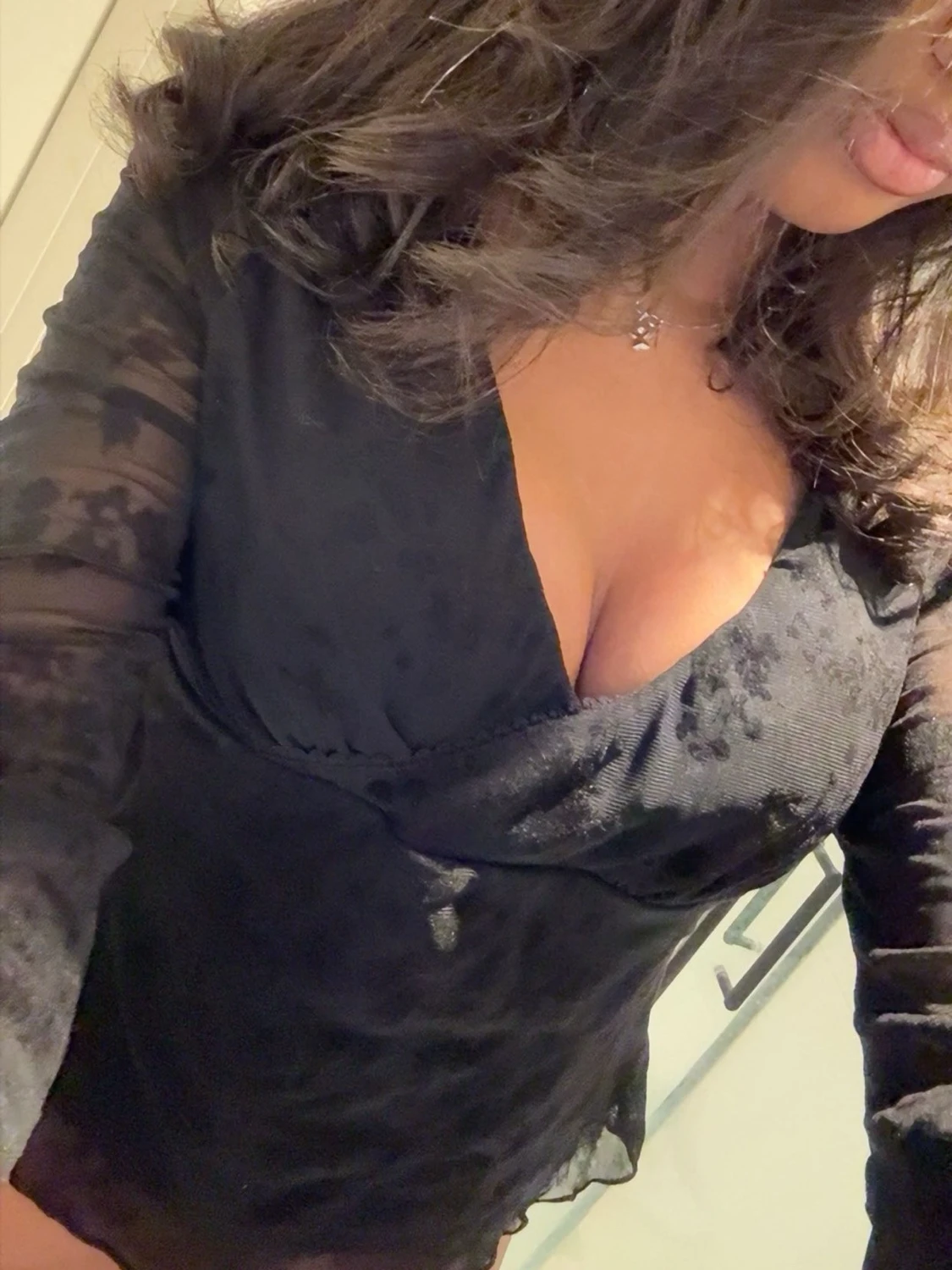 Svart topp med v-ringning