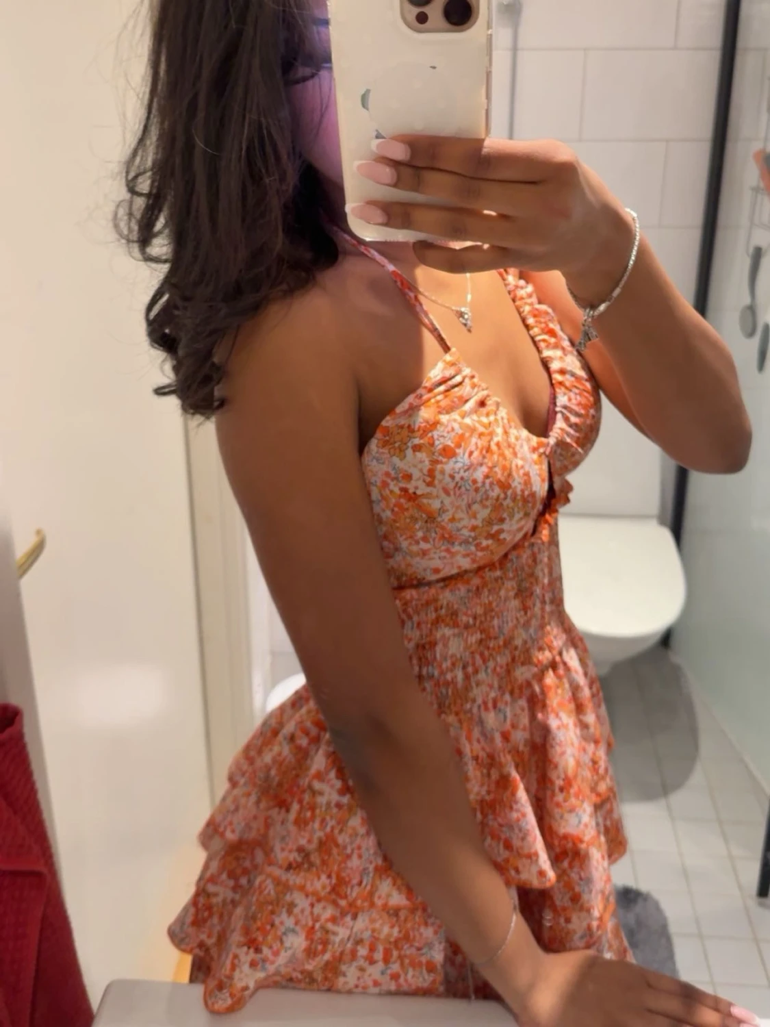 Blommig kort klänning med volanger