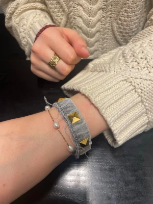 Nitarmband💙 - Superfint grått nitarmband i jeans med guldiga detaljer. På armbanden är det en knapp och ett hål för att kunna fästa det runt handleden, omkretsen på armbandet är ca 21 cm från knappen till hålet! 💙