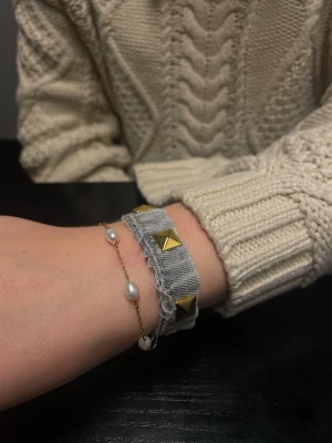 Nitarmband💙 - Superfint grått nitarmband i jeans med guldiga detaljer. På armbanden är det en knapp och ett hål för att kunna fästa det runt handleden, omkretsen på armbandet är ca 19 cm från knappen till hålet! 💙