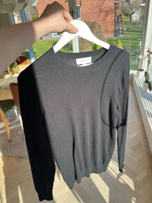 Merinoull tröja svart - Hej säljer nu denna feta merinoull tröja i storlek S!! Knappt använd, HELT NY!! Material är otroligt mjukt, känns mer som cashmere tyg😊Hör av dig vid frågor🙌