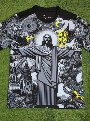 Nike Brasil grafisk t-shirt - Unik svart och grå t-shirt från Nike med Brasilien-tema. Stort grafiskt tryck av Kristusstatyn, brasilianska symboler och detaljer i gult. Rund hals och korta ärmar. Perfekt för dig som vill sticka ut med en kreativ och sportig look. Finns med neymar på ch utan, finns i många storlekar 