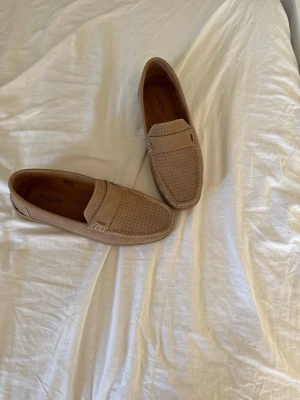 Loafers - Tjenare säljer mina snygga loafers från södra delen av italien i centrala loceretondo dom kostade 100€ i butik vilket som motsvarars 1100kr dom är använda ett fler tal gånger men inga defekter eller skador på skorna alls hör av er vid frågor!