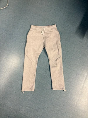 Russemerch Byxor - Tja säljer ett par Russemerch Byxor i mycket bra skick! Stolek S/Herr modell