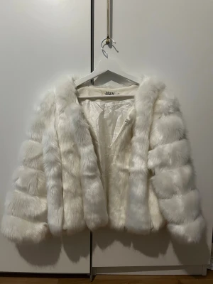 Vit fluffig pälsjacka från MAY - Supersnygg vit pälsjacka från MAY med fluffig och lyxig känsla. Jackan är använd ett fåtal gånger, men ser nästan ut som ny💕