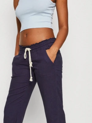 Roxy Mörkblå linnebyxor med dragsko Stl xs - Säljer ett par mörkblå linnebyxor med avslappnad passform och vit dragsko i midjan. Roxy . Använda 2 ggr är som nya 