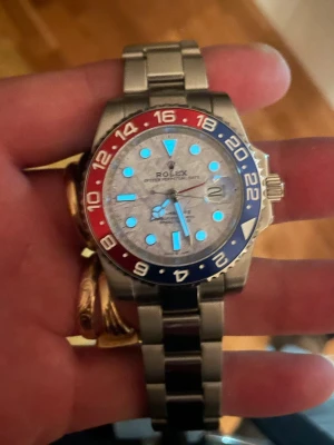 Rolx  - Saphire glas riktigt fet klocka lyser ljus blå i mörkret använd fåtal gånger. 