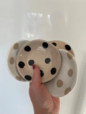 2 vita skålar med beiga prickar  - 2 vita skålar med beiga prickar 