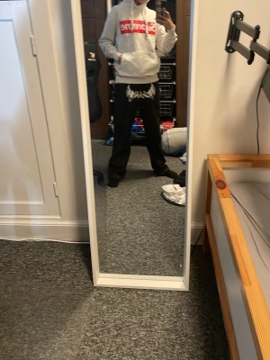Supreme grå hoodie med rødt boxlogo - En meget stilet suprême hoodie, til en god pris. Den er i god stand og er kun blevet brugt få gange. Den er god til streetwear. Den er meget stilet, og kan passe til meget forskelligt tøj.