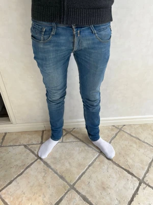 Replay Jeans Anbass W32 L34 - Säljer nu ett par blå replay jeans. Skriv gärna om ni har funderingar!