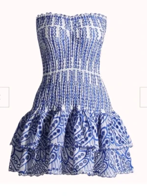 Blå/vit klänning  - Jättesöt off shoulder klänning passar perfekt nu till sommaren. Köpt för länge sen och knappt använd, inga defekter förekommer. Finns ingen lapp men skulle säga att den sitter som en S. Skriv för egna bilder 💞