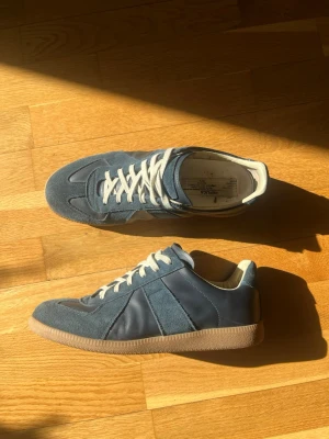 Maison Margiela - Ett par eftertraktade gats från Margiela. Passar till allt och gör din outfit hel. Väl använda under en period, men det har gjort dem ännu stiligare! Kvitto finns! Vid frågor eller funderingar, hör av dig! 😉 Mvh SecondTreasures 🍸