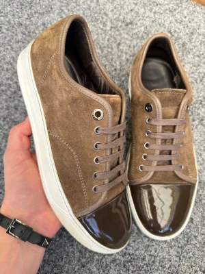 Lanvin uk6 brun - Säljer dessa sjukt feta lanvins! Perfekta för sommaren! Size uk6 som motsvarar 41! Skick 9/10 toppskick inga defekter. Nypris 5000kr . Hör av dig vid intresse, köp gärna med instabox 🤩📦