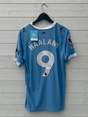 Erling Haaland Manchester City Fotbollströja - Säljer en Manchester City fotbollströja med Haaland 9 på ryggen som är helt ny med prislapp!