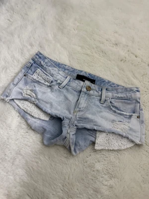Ljusblå jeansshorts med spetsdetaljer - Säljer dessa shorts på grund av att det är för små💕