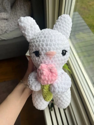 Virkad tulpan-kanin 🌷  - Virkad vit kanin som håller i en liten rosa tulpan🤍🌷 !Dessa innehåller säkerhetsögon som inte rekommenderas för barn under 3 år! 