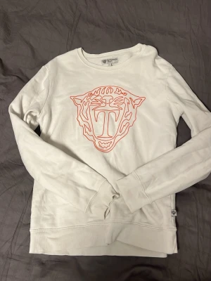 Tröja - Tja säljer nu en vit tröja från tiger of sweden i storlek L. Inga defekter hör av dig vid frågor eller funderingar