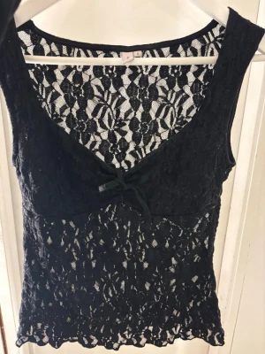 Svart spetslinne från Nelly - Supersnygg spets topp från Nelly. I storlek S. 