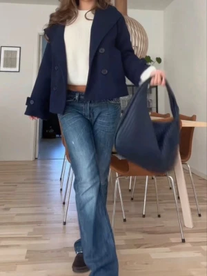 DesignbySi Kappa - Säljer min superfina designbySi kappa, en liten defekt på ena armens knapp men märks inte av när man har på sig den! Storlek XS/S. Avhåras innan jag postar! Pris går att diskuteras vid snabba köp