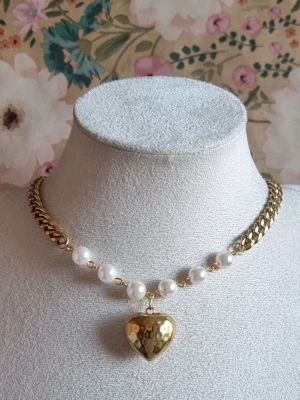 Handgjort halsband med pärlor och hjärta  - Material-rostfritt stål.  