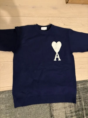 Ami sweatshirt - Använd endast 1 gång.  Storlek M  Skriv gärna vid frågor eller intresse :)