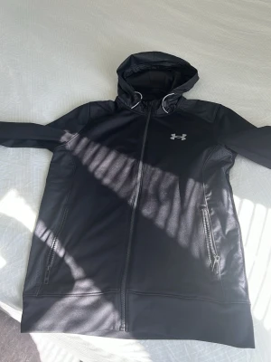 Under armour kofta - Säljer en under armour kofta i storlek xs, kom privat för fler bilder, pris kan diskuteras.