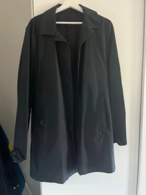 Tiger Of Sweden kappa - Stilren mörkblå rock/kappa från Tiger Of Sweden. Nypris: 5000kr. Den är använd en enstaka gång därav är den i riktigt bra skick! Storleken klassar jag som en M, men i jackan står det 50. (Pris kan diskuteras)