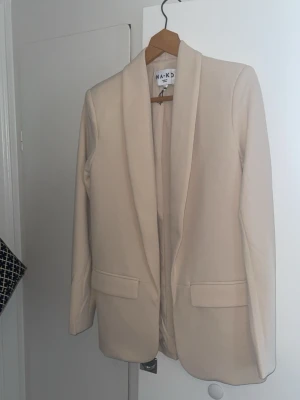 Beige kavaj från NA-KD - Helt oanvänd🥰