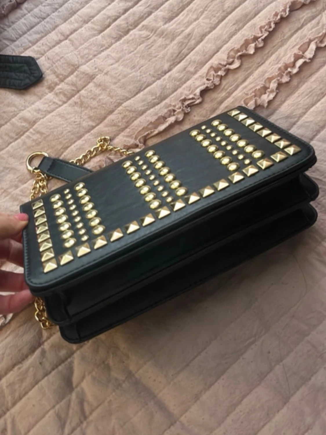 Svart handväska med nitar och kedja - 3