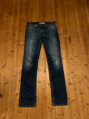 Levis 511 Slim - Fina jeans med jättefin wash, tagen med storlek har tyvärr slitits bort. För uppskattning, jag är 185 cm lång och väger 68 kg, skulle tippa på size 29-32. Vid frågor släng iväg ett DM!
