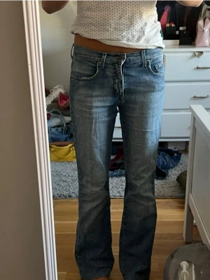 Blå bootcut jeans från Replay -  ett par blå bootcut jeans med lågmidja 