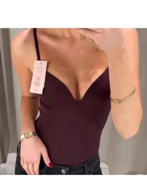 Body hm - Vinröd oanvänd body från hm, väldigt eftertraktad 