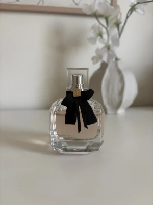 YSL Mon Paris EDP 50ml  - Parfym Yves Saint Laurent, Mon Paris EDP 50ml. Säljer då den inte kommer till användning💓 