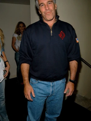 Marinblå halvzip sweatshirt med patch - Snygg tröja som är populär🫪👀 Köpt för 700kr och kommer uppskattas! Skickas tidigast onsdag tyvärr så jag är borta tills dess. Knappt använd, inga fläckar o inga hål. Skickas i originalförpackning. Perfekt för en avslappnad stil!