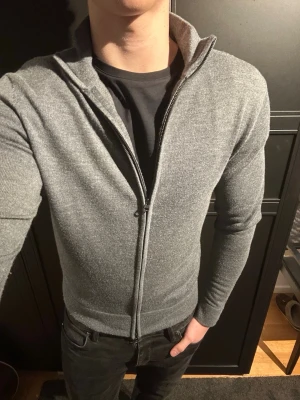 Grå stickad tröja med zip  - Säljer denna grå stickade tröjan med zip från These Glory Days!! Sjukt stilren tröja som är i storlek M. Använd ett fåtal gånger men kvaliten på tröjan är som ny! 