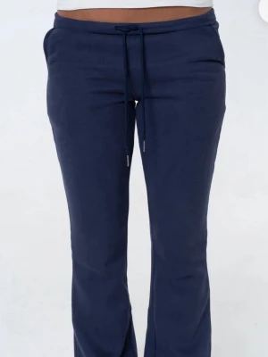 Mörkblå mjukisbyxor från nitted  - Snygga mörkblå mjukisbyxor med bootcut. Byxorna är från nitted i storlek xs och jag är 166cm lång och dem sitter perfekt. Inget tecken på användning. Skriv för frågor.