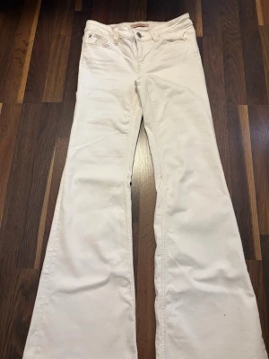 Bootcut jeans - Vita utsvängda jeans köpta för 2 veckor sedan men aldrig kommit till användning då dem varit för långa för mig. Köpta för 499kr.
