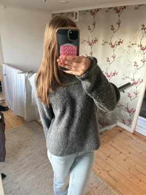 Grå oversized stickad tröja - Säljer grå stickad tröja.