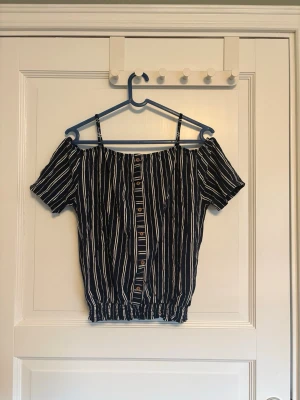 Randig offshoulder topp med knappar - Skicka meddelande för fler bilder eller vid frågor<3