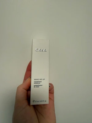 Caia wake me up  - Caia wake me up complexion enhancer 27ml i färgen light medium, helt ny. Slutsåld på deras hemsida 