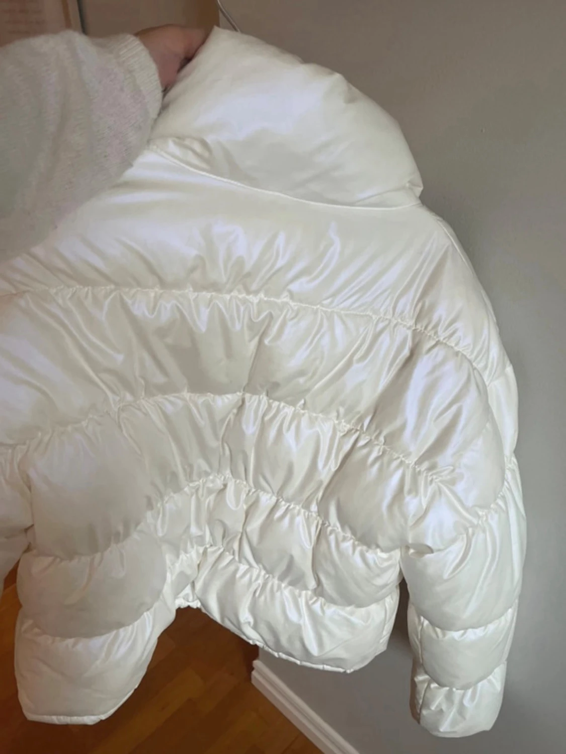 Vit kort pufferjacka med hög krage - 2