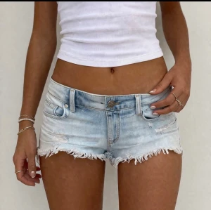 A17 Lågmidjade ljusblåa jeansshorts - Midja ca 37 rakt över