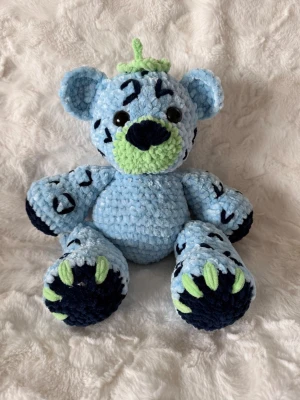 Blåbär leopard virkad - Handvirkat gosedjur i mjukt garn, gjort med omtanke. Passar som dekoration eller present – ej för små barn. 