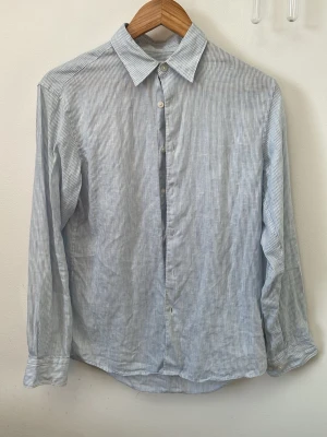 Linneskjorta  - Blå randig linneskjorta från uniqlo. Den är o xs men passade mig som brukade ha s förut. Den är i super bra skick. Kostade mig 600, säljer för endast 300!!